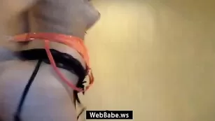 Знойная леди gypsygirl трахает пальчиками анал