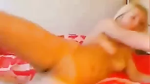 Роскошная курва VipDreams трахается с фаллосом