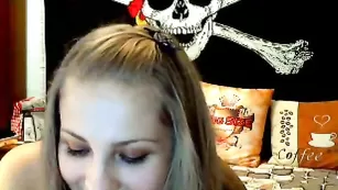 Соблазнительная бабенка hotxfantasy мастурбирует бритую киску