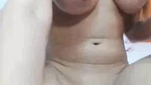 Грудастая сучка sweet_clara2 ласкает вагинальное отверстие