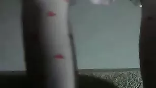 Чудесная куколка Beautygirl мастурбирует мокрую пизду