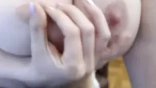 Шальная бестия pamela_la теребит сиськи