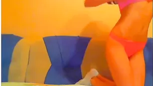 Прелестная брюнетка kristi777 раздевается и ласкает сиськи