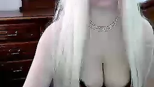 Блаженная стерва sexxybiggtits возбуждает своим телом