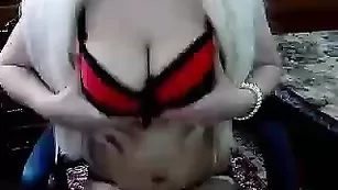 Блаженная стерва sexxybiggtits возбуждает своим телом