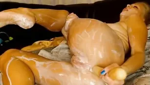 Пикантная женщина wetcat жестко теребит отверстия