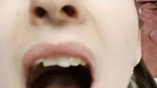 Темноволосая кобыла emilibarnes обнажает пышные формы