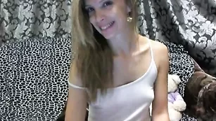 Симпатичная телка kellebrahot позирует во фри чате