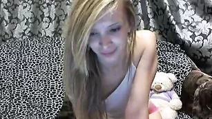 Симпатичная телка kellebrahot позирует во фри чате