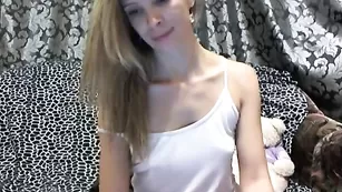 Симпатичная телка kellebrahot позирует во фри чате