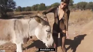 Сексуальная шваль Maria развлекается с ослом