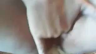 Замечательная бабенка Samsowa трахает пизду страпоном