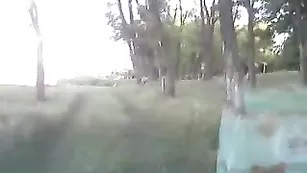 Прелестная сучка loverhia ласкает пизду в машине