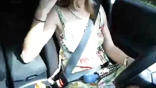 Развратная баба kiraxxx дрочит в машине