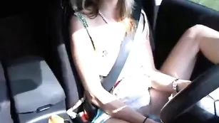 Развратная баба kiraxxx дрочит в машине