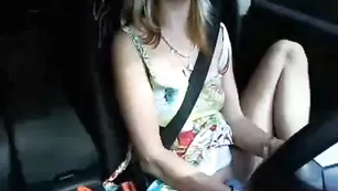 Развратная баба kiraxxx дрочит в машине