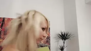 Восхитительная куколка GlossyCandy развлекается с парнем