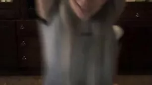 Светловолосая баба lina333 ласкает бритую киску