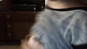 Светловолосая баба lina333 ласкает бритую киску