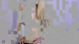 Изумительная блонда Luxuryx танцует стриптиз