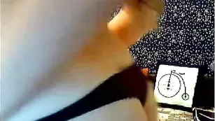 Красивая телка misskira божественно ласкает прелести