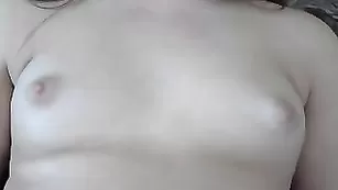 Толстенькая чикса CoolParadise ласкает маленькие сиси