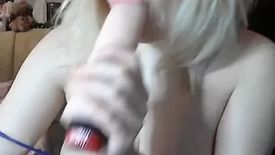 Соблазнительная блондинка Timers обсасывает резиновый пенис