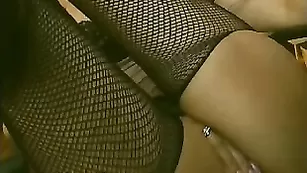 Изящная сука redgray рукой теребит пизду