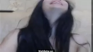 Темноволосая куколка xAlissAx смачно мастурбирует пизду