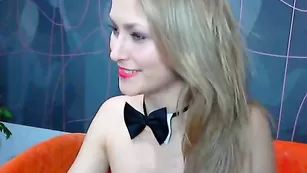 Роскошная богиня blondtitsss обнажает красивые сиськи