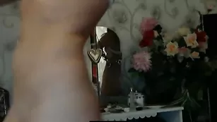 Изумительная путана hotbrunet69 показывает бритые отверстия