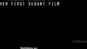 Симпатичная детка Melena теребит киску пальчиками