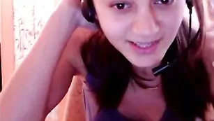 Симпатичная брюнеточка shanti8 весело теребит отверстия