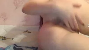 Смазливая красотка трахает очко красным дилдо