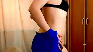 Смазливая баба MyPretty вертит сочной задницей