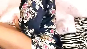 Удивительная телочка SweetSmile ласкает бритую киску