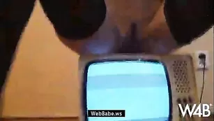 Грудастая красотка возбуждает сочной задницей