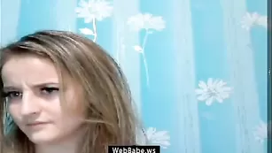 Пикантная леди Alinna20 исполняет стриптиз