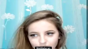 Пикантная леди Alinna20 исполняет стриптиз