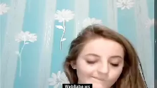 Пикантная леди Alinna20 исполняет стриптиз