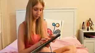 Озорная бабенка Jujube наяривает анал пальчиками