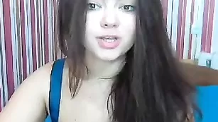 Привлекательная сучка MissKarina теребит рукой киску