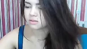 Привлекательная сучка MissKarina теребит рукой киску