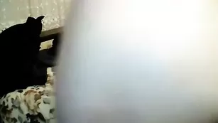 Темноволосая сука anzella мнет свои булочки
