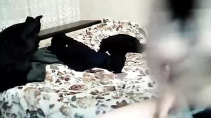 Темноволосая сука anzella мнет свои булочки