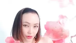 Похотливая сука SugarLips облизывает сосочки