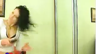 Изысканная курва Margo трахает пизду самотыком