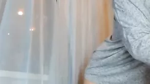 Сексуальная цыпочка BlackFox показывает черные трусики