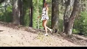 Строптивая кобыла Melena мастурбирует киску в лесу