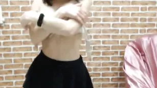 Блестящая кобыла villiola теребит свои щели